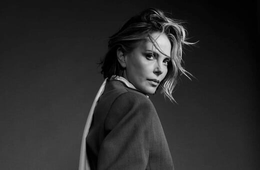 Η Σαρλίζ Θερόν απαντά στον Τιμοτέ Σαλαμέ: «Σε 10 χρόνια η AI θα μπορεί να κάνει τη δουλειά σου»