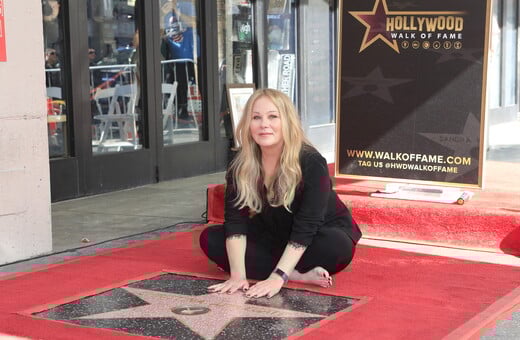 ΚΡΙΣΤΙΝΑ ΑΠΛΓΚΕΪΤ ΝΟΣΗΛΕΙΑ ΣΚΛΗΡΥΝΣΗ ΚΑΤΑ ΠΛΑΚΑΣ ΑΥΤΟΒΙΟΓΡΑΦΙΑ