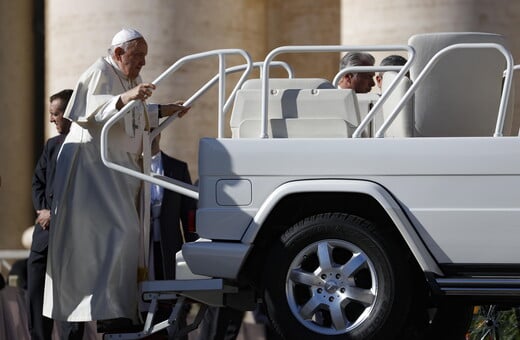 ΠΑΠΑΣ ΦΡΑΓΚΙΣΚΟΣ ΓΑΖΑ ΠΑΙΔΙΑΤΡΙΚΗ ΚΛΙΝΙΚΗ POPEMOBILE