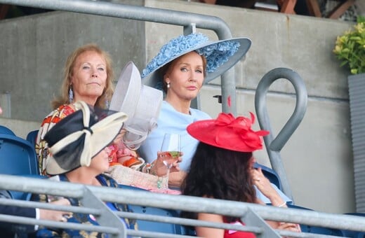 Η Τζ. Κ. Ρόουλινγκ άνοιξε ξανά το μέτωπο για τα τρανς δικαιώματα στη Βρετανία