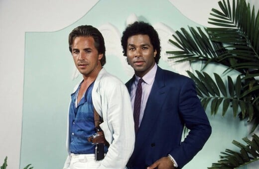 Το «Miami Vice» επιστρέφει στη δεκαετία του ’80 με τον Μάικλ Μπ. Τζόρνταν και τον Όστιν Μπάτλερ