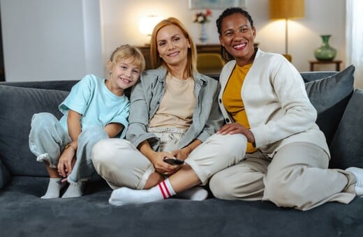 Στις ΗΠΑ εξετάζουν ειδική σήμανση για τρανς θέματα στην παιδική τηλεόραση