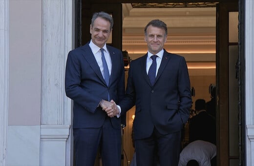 Εμανουέλ Μακρόν: ««Είναι μία μακραίωνη φιλία» - Στο Μέγαρο Μαξίμου ο Γάλλος πρόεδρος