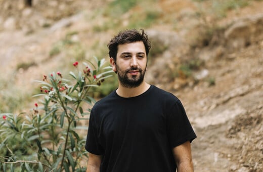 Από την Αθήνα στον Αργυρό Λέοντα: Ο Μάριο Μπανούσι και το θέατρο χωρίς λόγια που συγκινεί την Ευρώπη