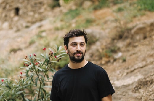 Από την Αθήνα στον Αργυρό Λέοντα: Ο Μάριο Μπανούσι και το θέατρο χωρίς λόγια που συγκινεί την Ευρώπη