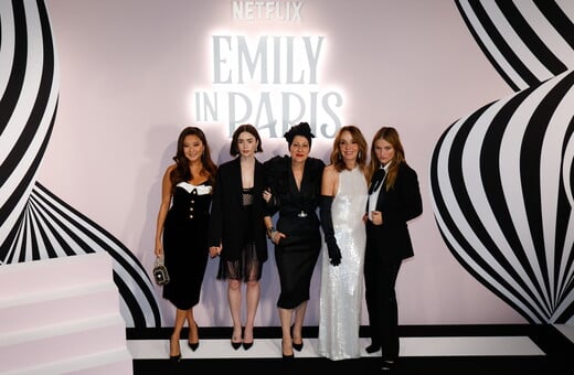 EMILY IN PARIS ΓΥΡΙΣΜΑΤΑ ΕΛΛΑΔΑ ΜΥΚΟΝΟΣ