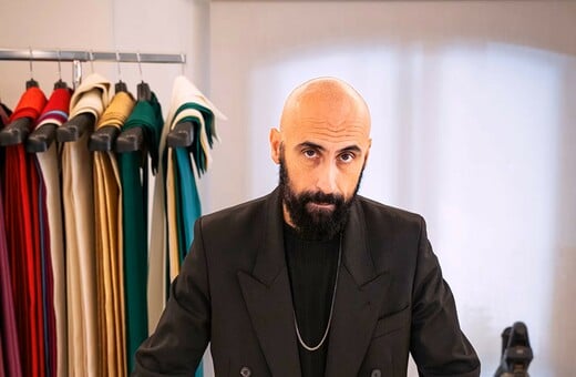 Ο γκέι Καθολικός σχεδιαστής που ντύνει τον Πάπα