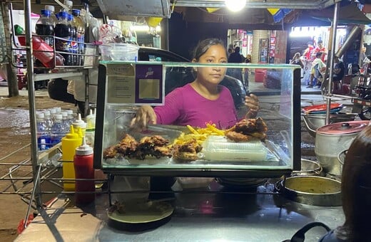 Το κοτόπουλο ως πατρίδα: Aπό το pollo a la brasa στο καζάνι της ajiaco