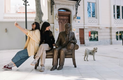 Μια θέση δίπλα στον Καβάφη