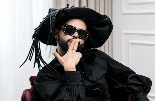Ο Akylas δεν ζητά συγγνώμη: Τα γατίσια αυτιά, η Lady Gaga και η ιστορία πίσω από το «Ferto»