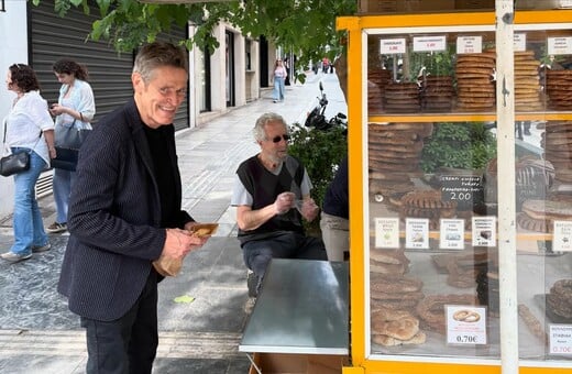 Ο Γουίλεμ Νταφόε στην Αθήνα: πρεμιέρα, κουλούρι και μια συνάντηση με τον Μάριο Μπανούσ