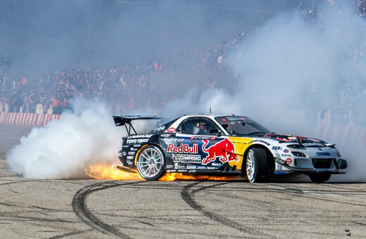 Epic drift shows σε λιμάνι, πλατεία και βουνό: To Red Bull φέρνει τον Mad Mike στην Ελλάδα