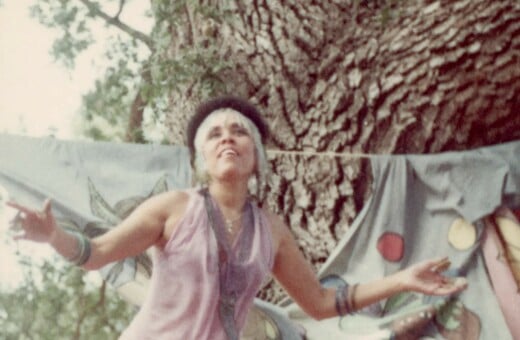Η Betye Saar πριν γίνει μύθος έραβε μαγικά ρούχα