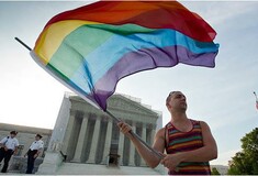 Τα gay ζευγάρια δικαιούνται τις ίδιες προνοιακές παροχές με τα ετεροφυλόφιλα