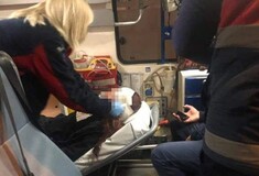 Εξάρχεια: «Με βαράνε με γκλομπ, με ασπίδες, με κλωτσάνε» - Καταγγελία 20χρονης που τραυματίστηκε από ΜΑΤ
