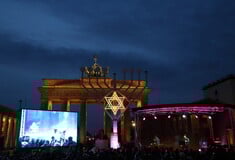 Η μεγαλύτερη Μενορά της Ευρώπης άναψε στο Βερολίνο για το Χανουκά των Εβραίων