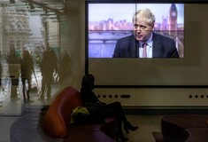 Ο Μπόρις Τζόνσον απειλεί το BBC αποποινικοποιώντας τη μη πληρωμή τέλους για τηλεόραση