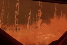 Η στιγμή που φλόγες περικυκλώνουν πυροσβέστες στην Αυστραλία: Το συγκλονιστικό βίντεο