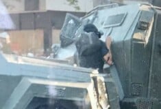 Οργή και σοκ στη Χιλή για βίντεο με τεθωρακισμένα να συνθλίβουν διαδηλωτή
