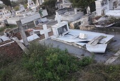 Καλαμάτα: Βανδάλισαν νεκροταφείο - Έσπασαν τάφους και ξέθαψαν σορό