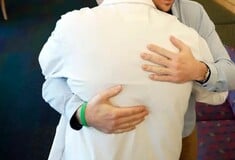 ΝΥΤ: Η πολύ σπάνια μεταμόσχευση όρχεως από αδελφό στον δίδυμο του - Τα ζητήματα δεοντολογίας