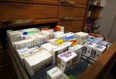 Ο ΕΟΦ διαψεύδει τους φαρμακευτικούς συλλόγους: «Δεν λείπουν 400 φάρμακα από την αγορά»