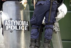 Άγνωστοι επιτέθηκαν σε αστυνομικούς έξω από την ΑΣΟΕΕ