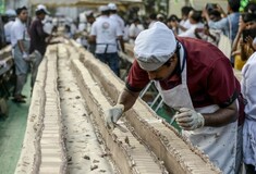 Iνδία: Έσπασαν το ρεκόρ Γκίνες με ένα κέικ μήκους 6,5 χιλιομέτρων