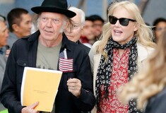Ο Neil Young έγινε και επίσημα Αμερικανός πολίτης έτσι ώστε να μπορέσει να ψηφίσει εναντίον του Τραμπ
