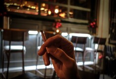 Η Εθνική Αρχή Διαφάνειας προειδοποιεί: Νομικό μόρφωμα οι λέσχες καπνιστών