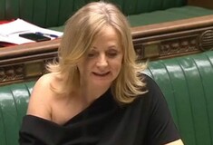 Βρετανία: Επίθεση στο Twitter σε βουλευτή, γιατί έβαλε φόρεμα με τον ένα ώμο έξω