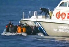 Λιμενικοί πυροβολούν στο νερό για να απωθήσουν σκάφος με πρόσφυγες - Δραματικές εικόνες
