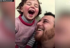 Συρία: Πατέρας μαθαίνει στην κόρη του να γελά με τις βόμβες που πέφτουν