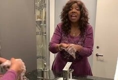 Το πιο επίκαιρο viral: Η Γκλόρια Γκέινορ τραγουδά «I will survive» πλένοντας τα χέρια της