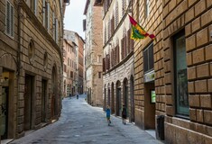 Ιταλία: Κάτοικοι της Σιένα τραγουδούν για να «ξορκίσουν» τον κορωνοϊό