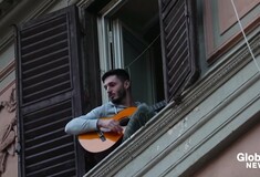 Οι Ιταλοί συνεχίζουν να τραγουδούν από τα μπαλκόνια τους, εν μέσω καραντίνας -Όπως στη Γουχάν