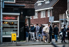 Ολλανδία: Ουρές έξω από τα coffee shops για προμήθειες πριν κλείσουν λόγω κορωνοϊού