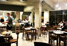 ΦΙΤΑ: Ένα παλιό καφενείο στον Νέο Κόσμο μετατράπηκε σε ένα αντισυμβατικό εστιατόριο