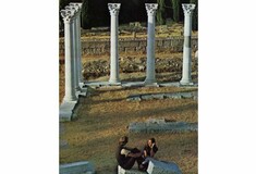 Στη σκιά του ναού