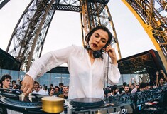 Αν αγαπάς την techno, τότε πρέπει να δεις αυτό το DJ set της Nina Kraviz πάνω στον πύργο του Άιφελ