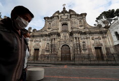 Ο Ισημερινός παλεύει να συλλέξει τους νεκρούς από τα σπίτια καθώς εξαπλώνεται ο κορωνοϊός
