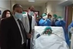 Κορωνοϊός: Με χειροκρότημα η έξοδος ασθενούς από ΜΕΘ στην Κρήτη - Το συγκινητικό βίντεο