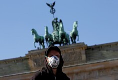 Κορωνοϊός: Ποιες χώρες της Ευρώπης χαλαρώνουν κάποια μέτρα από σήμερα και ποιες συνεχίζουν αυστηρά