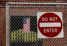 Ο Τραμπ υπέγραψε το διάταγμα που «αναστέλλει προσωρινά» τη μετανάστευση προς τις ΗΠΑ
