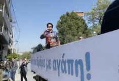 Η Άλκηστις Πρωτοψάλτη κάνει συναυλία με φορτηγό στην Αθήνα - Μπακογιάννης: Ανοίξτε τα παράθυρα!