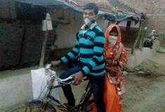 Ινδός διήνυσε 100 χλμ με το ποδήλατο για να παντρευτεί, παρά την καραντίνα