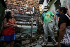 Αμαζονία: Ιερέας φτιάχνει και μοιράζει μάσκες σε φαβέλες που έχουν πληγεί από τον κορωνοϊό