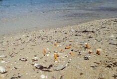Weswim: Κολυμβητές καθαρίζουν τις παραλίες από αποτσίγαρα
