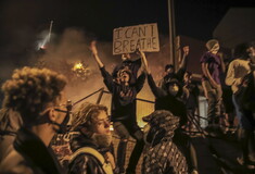 Θάνατος Τζορτζ Φλόιντ - Μινεάπολις: Στις φλόγες αστυνομικό τμήμα - Ο Τραμπ στέλνει την Εθνική Φρουρά