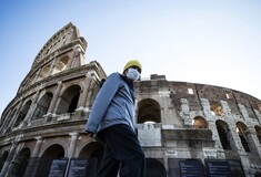 Η Ρώμη βάζει πρόστιμο μέχρι 500 ευρώ σε όποιον πετά μάσκες και γάντια εκτός κάδου